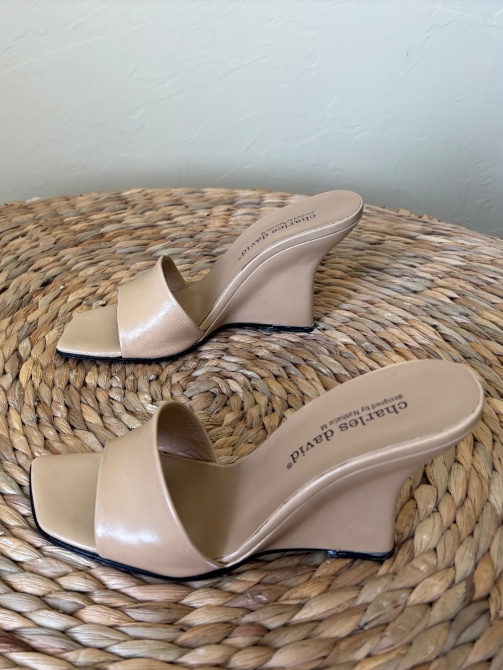 CHARLES DAVID / Nathalie M / beige natural leather / tapered open toe wedge / 7